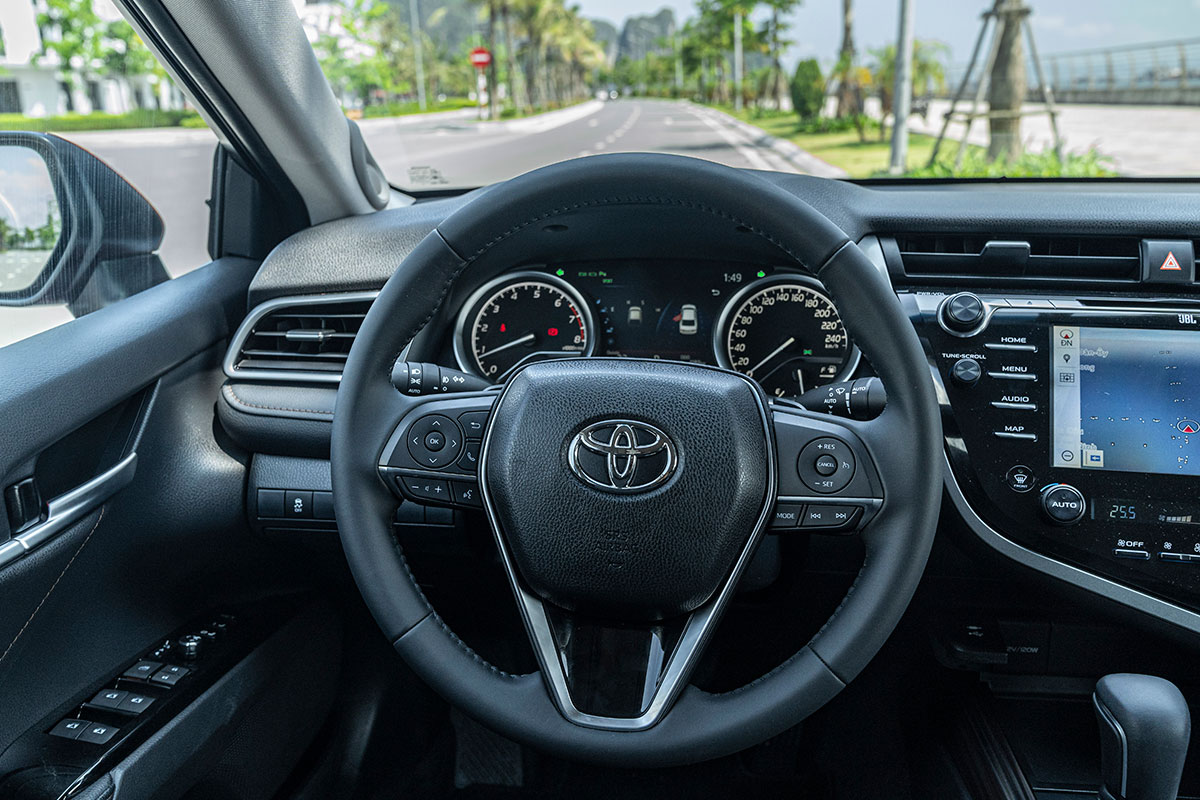 Ảnh chụp vô-lăng xe Toyota Camry 2020