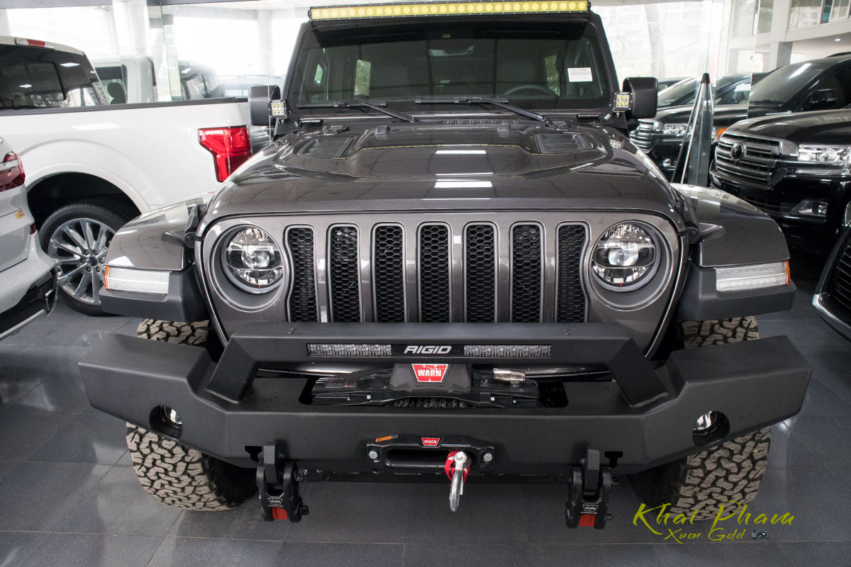 Ảnh chụp chính diện đầu xe Jeep Wrangler Rubicon 2020