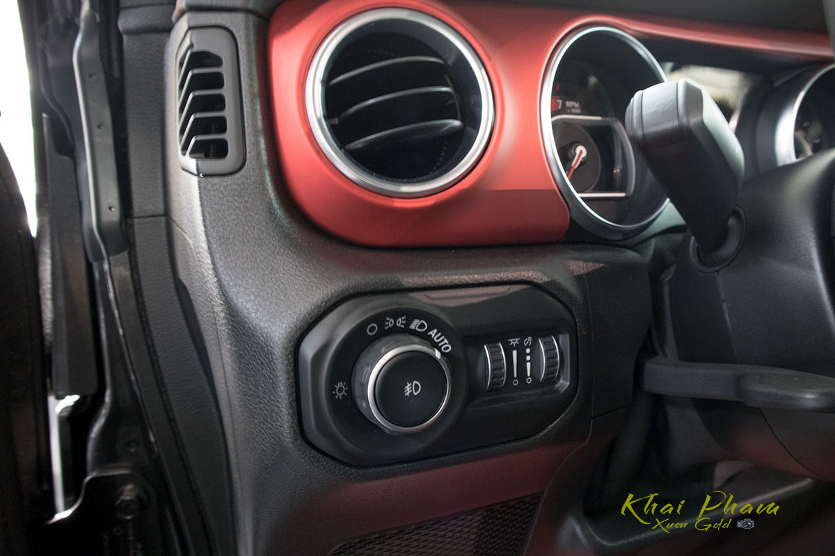 Ảnh chụp cụm đèn xe Jeep Wrangler Rubicon 2020 12