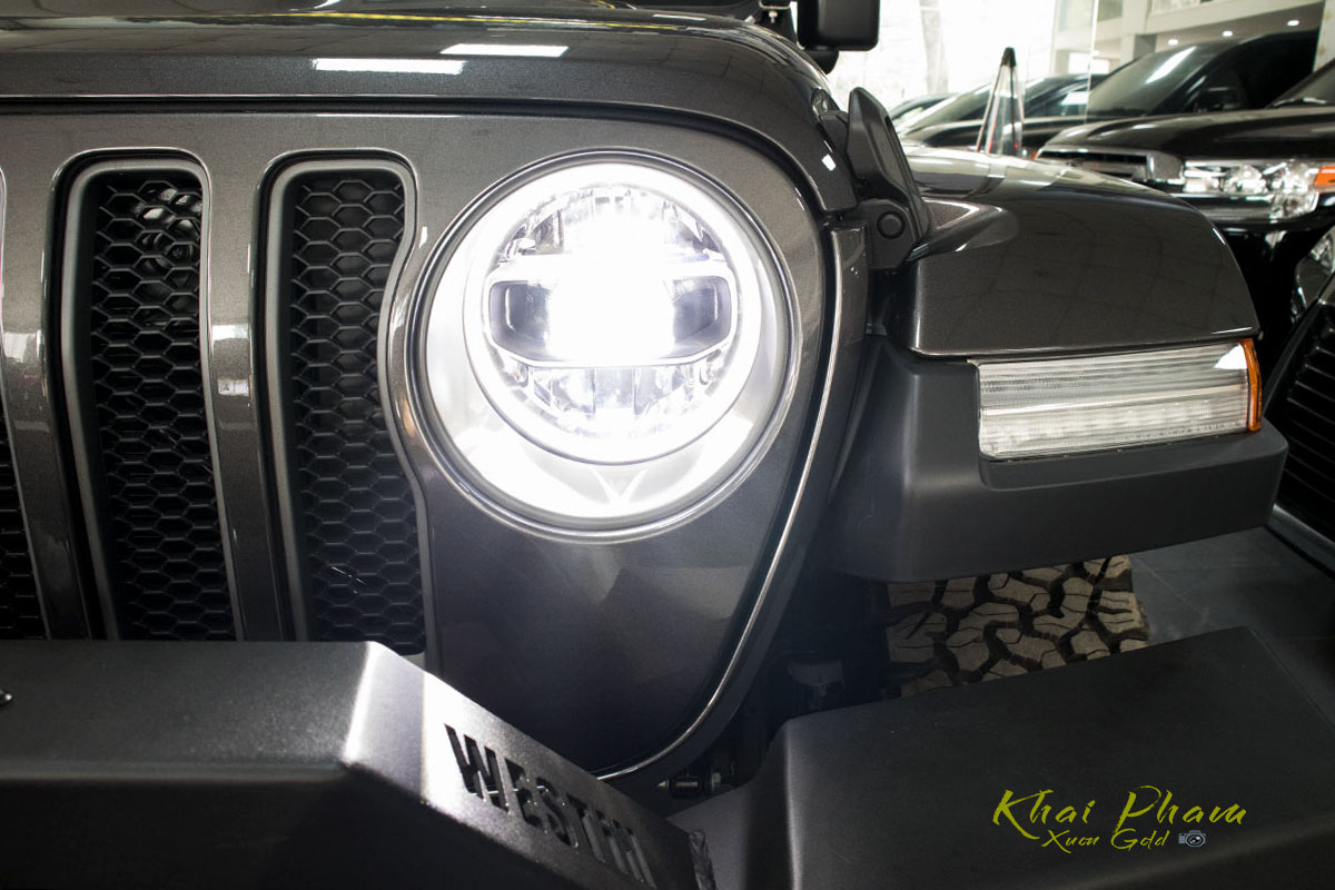 Ảnh chụp đèn xe Jeep Wrangler Rubicon 2020 12