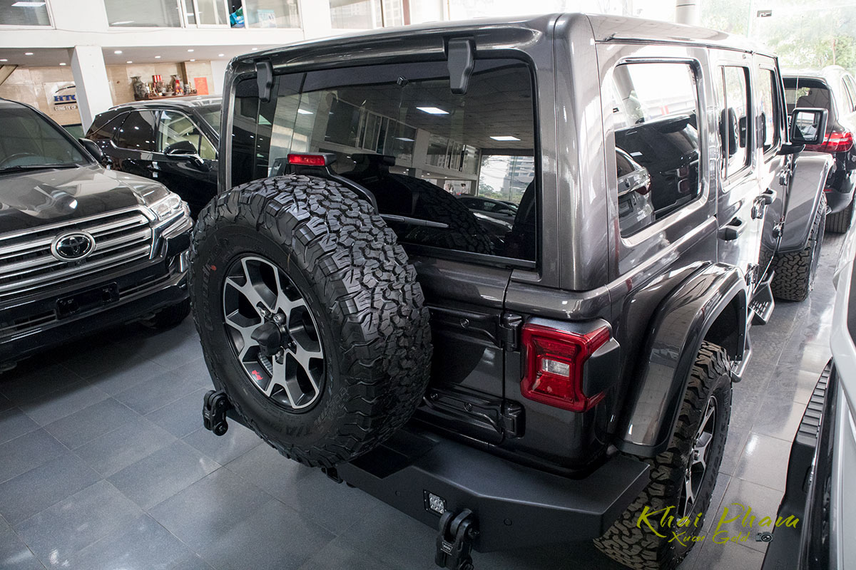 Ảnh chụp đuôi xe Jeep Wrangler Rubicon 2020