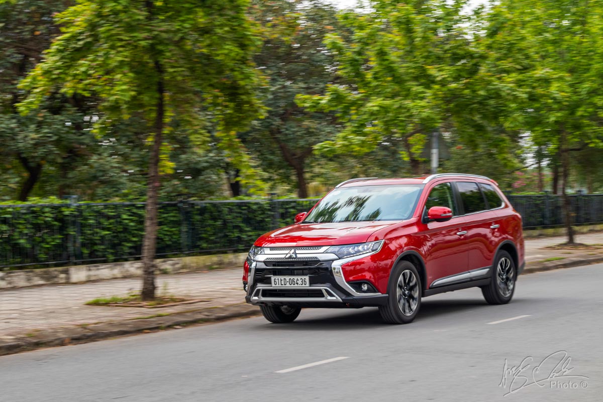 Đánh giá xe Mitsubishi Outlander 2.0 CVT Premium 2020: Xe được thiết kế để vận hành êm ái và tiết kiệm.