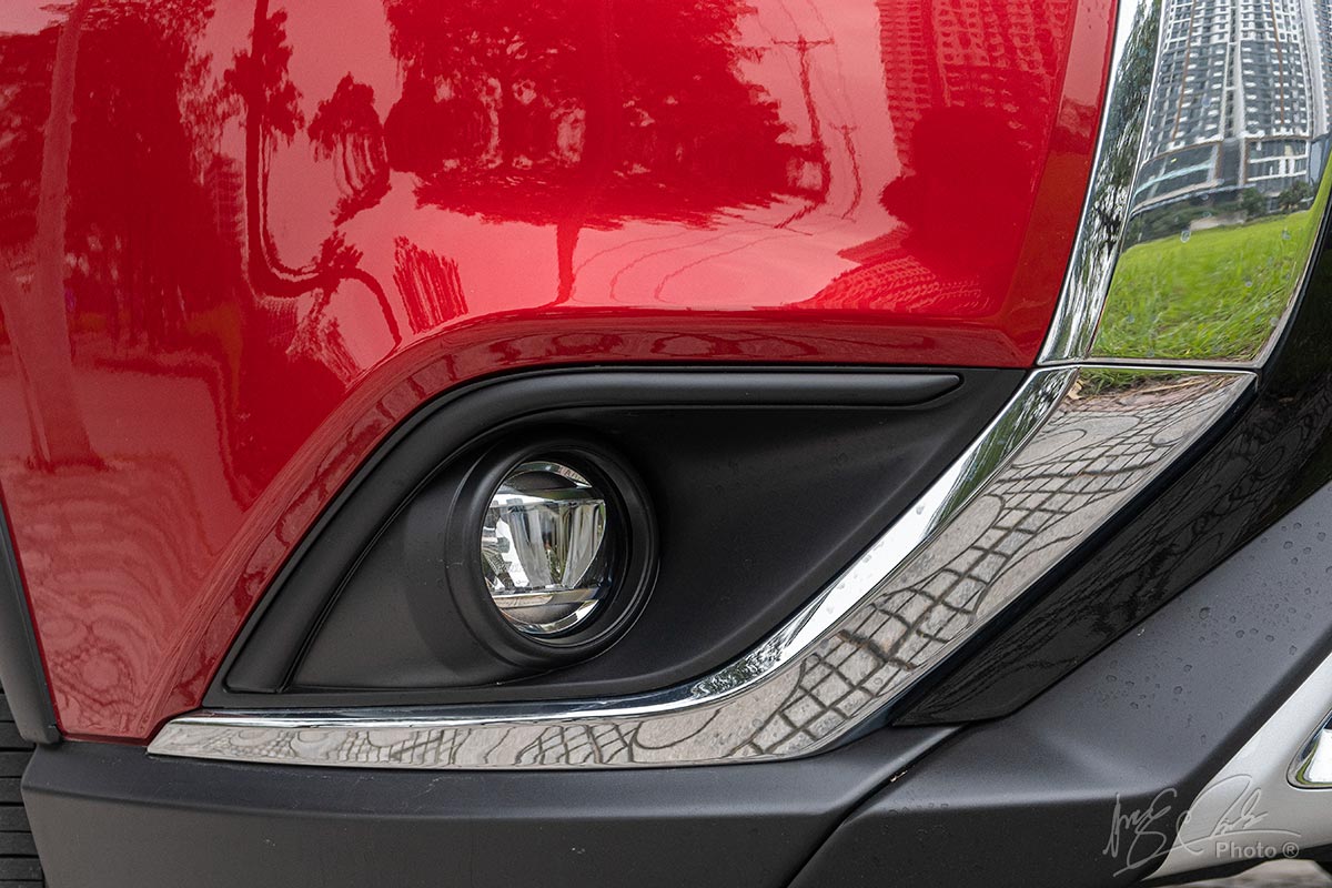 Đánh giá xe Mitsubishi Outlander 2.0 CVT Premium 2020: Đèn sương mù cũng sử dụng dạng LED.