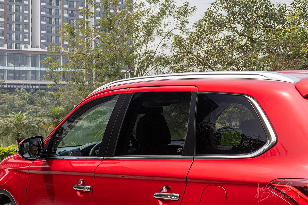Đánh giá xe Mitsubishi Outlander 2.0 CVT Premium 2020: Kính cửa sau tối màu tăng cấp độ riêng tư cho hành khách.