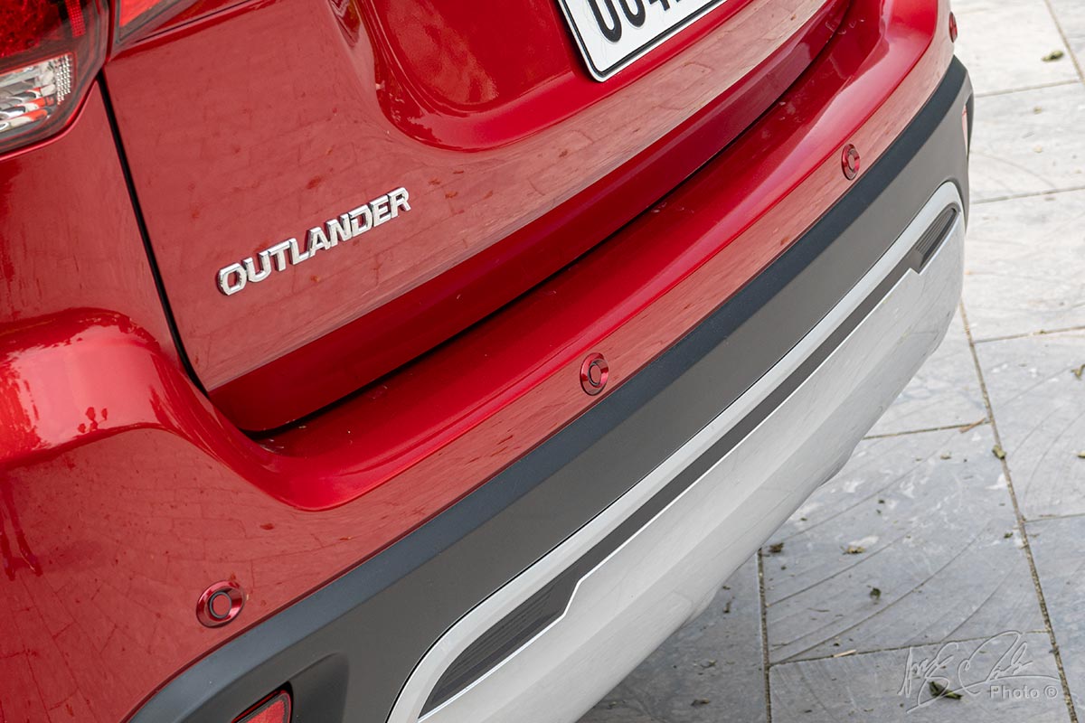 Đánh giá xe Mitsubishi Outlander 2.0 CVT Premium 2020: Cảm biến lùi.