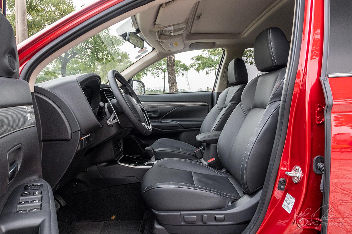 Đánh giá xe Mitsubishi Outlander 2.0 CVT Premium 2020: Ghế lái chỉnh điện 10 hướng.