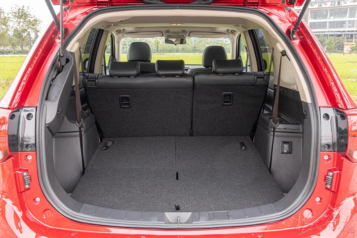 Đánh giá xe Mitsubishi Outlander 2.0 CVT Premium 2020: Khoang hành lý khi gập hàng ghế thứ 3.