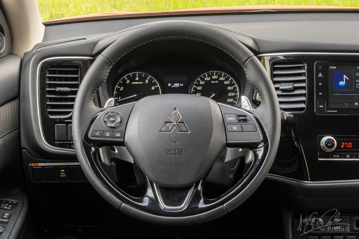 Đánh giá xe Mitsubishi Outlander 2.0 CVT Premium 2020: Vô-lăng.