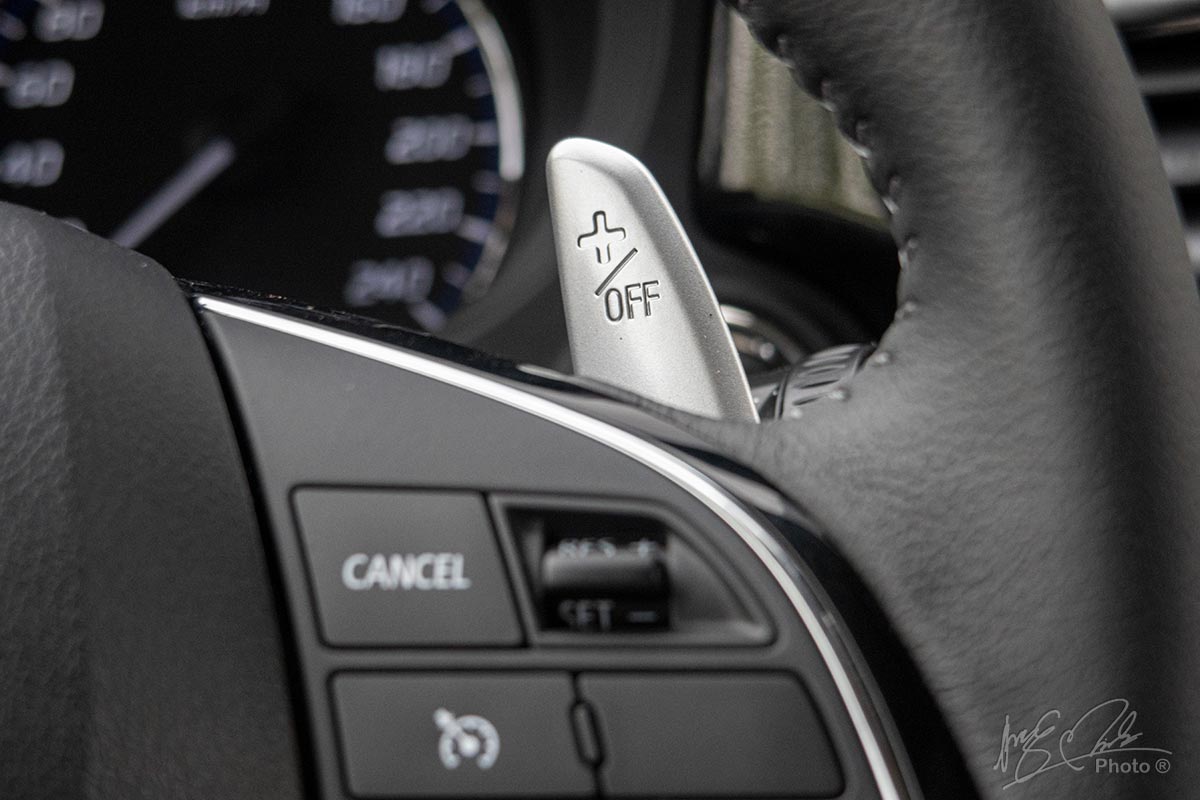 Đánh giá xe Mitsubishi Outlander 2.0 CVT Premium 2020: Lẫy chuyển số sau vô lăng.