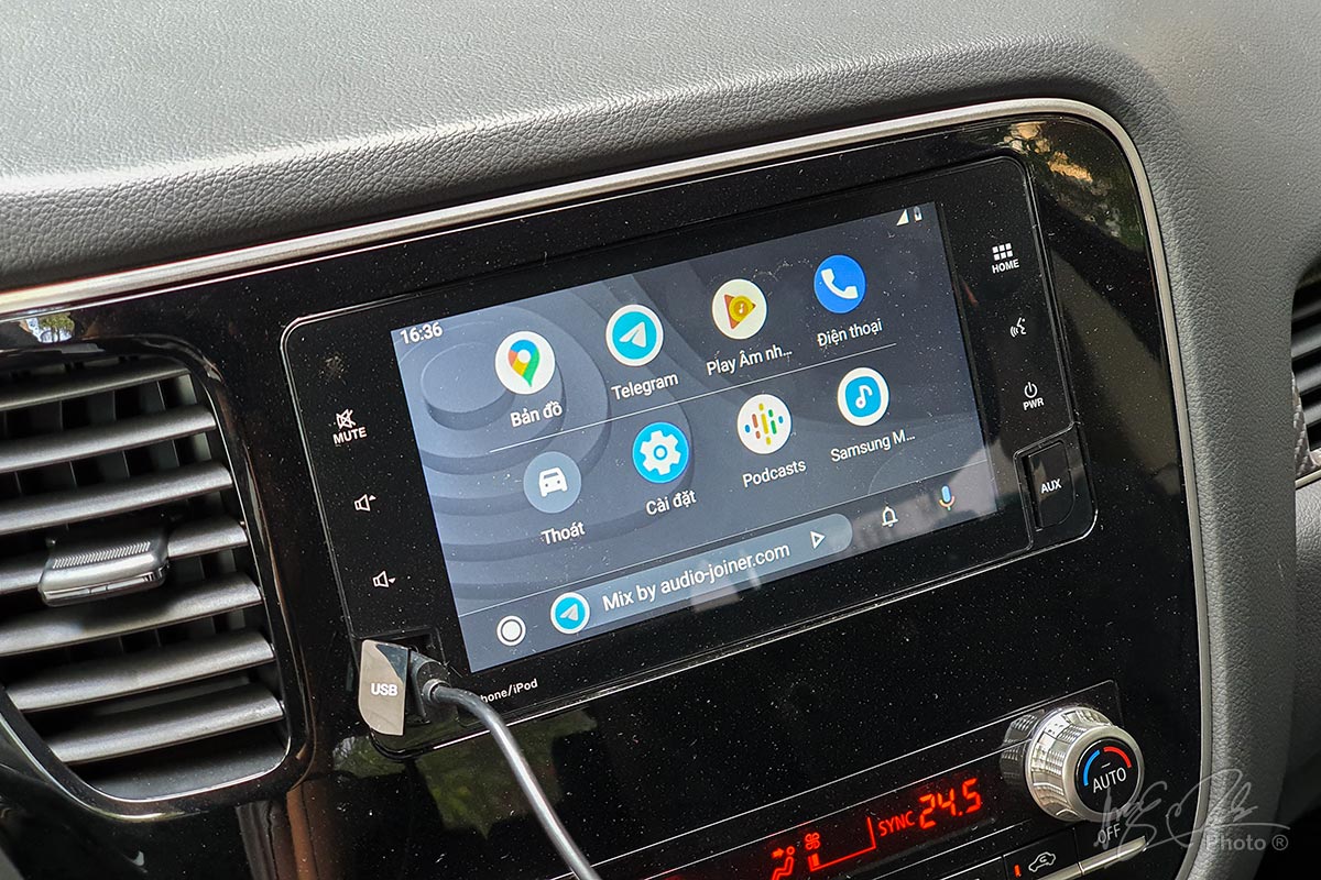 Đánh giá xe Mitsubishi Outlander 2.0 CVT Premium 2020: Màn hình giải trí 7 inch tích hợp Android Auto.