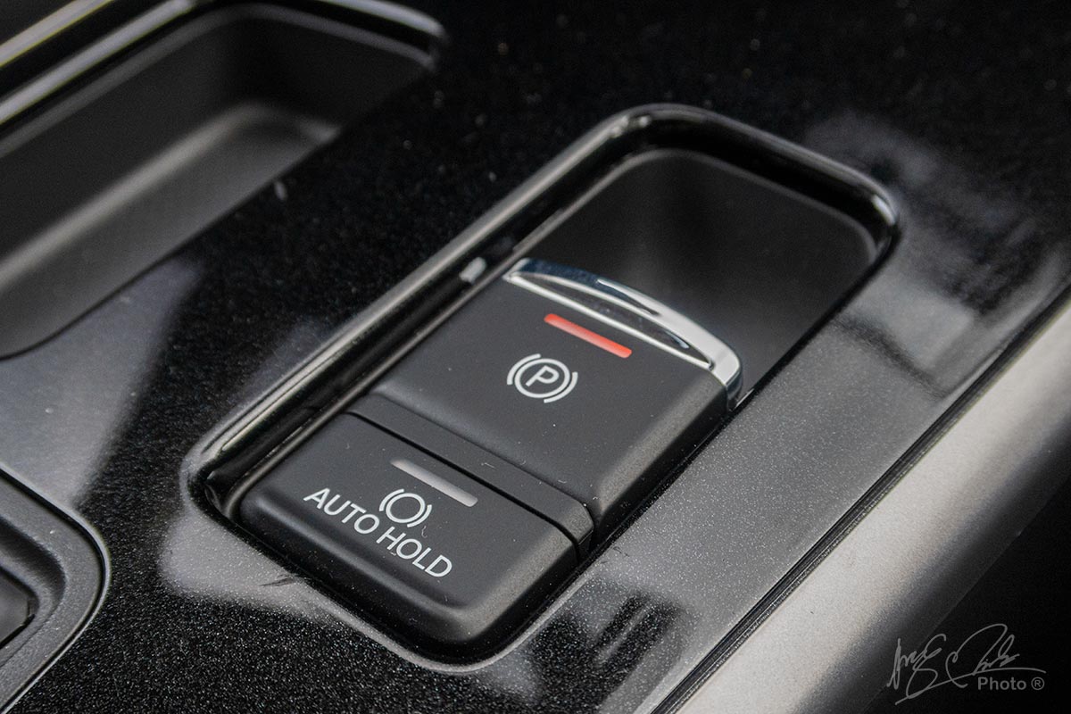 Đánh giá xe Mitsubishi Outlander 2.0 CVT Premium 2020: Phanh tay điện tử kết hợp giữ phanh tự động.