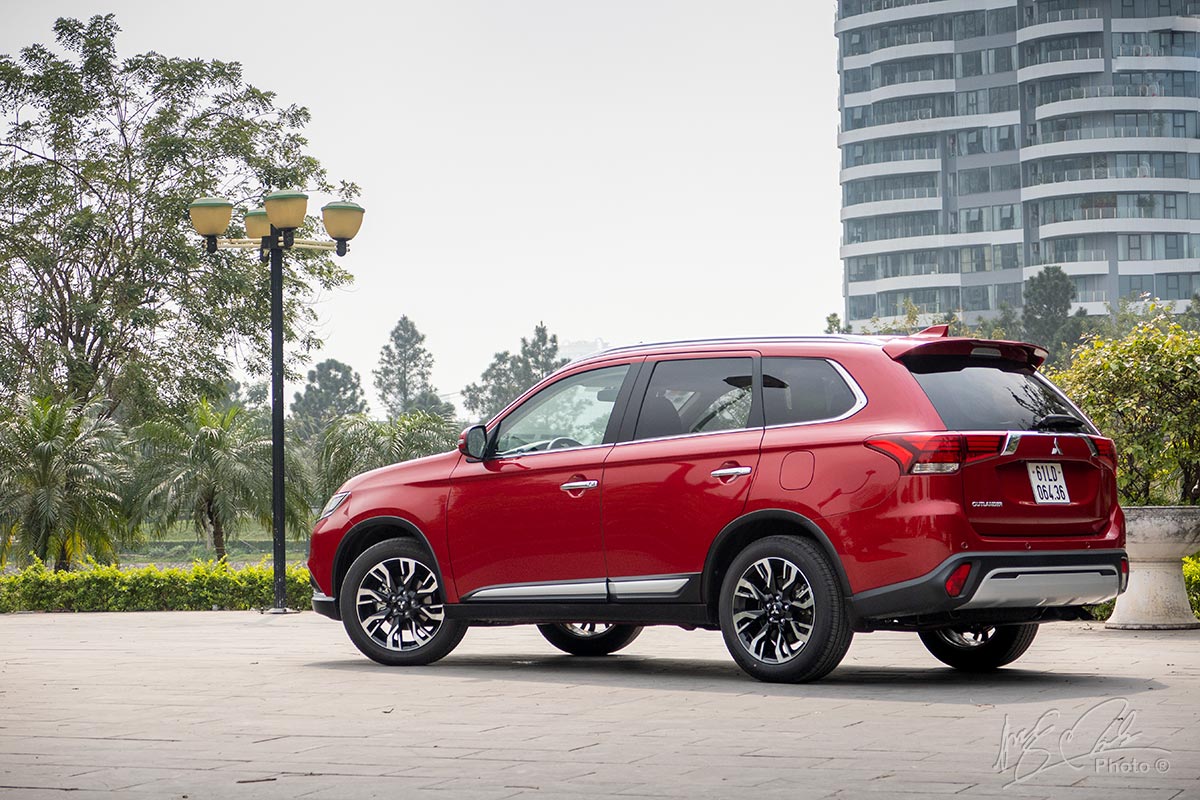 Đánh giá xe Mitsubishi Outlander 2.0 CVT Premium 2020: Thiết kế đuôi xe.