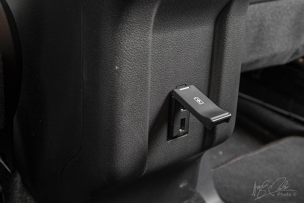 Đánh giá xe Mitsubishi Outlander 2.0 CVT Premium 2020: Cổng USB cho hàng ghế sau.