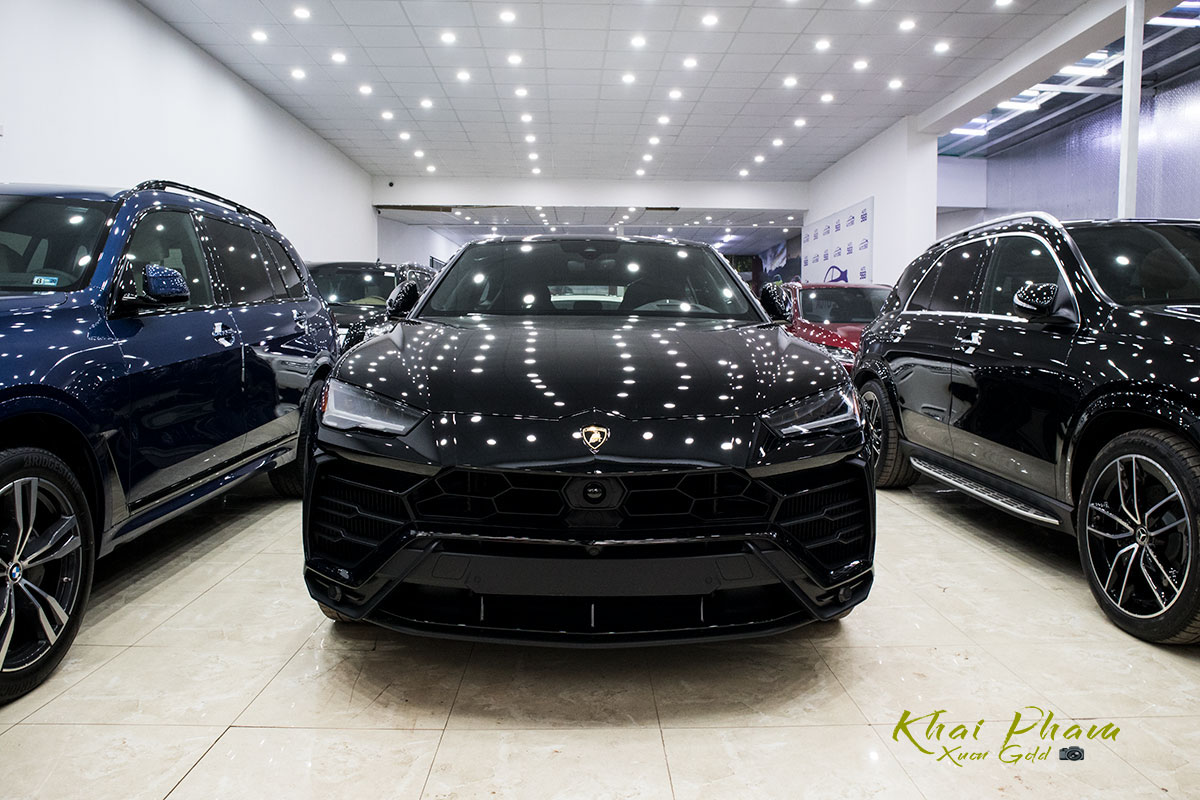 Ảnh chụp đầu xe Lamborghini Urus Black Edition 2020