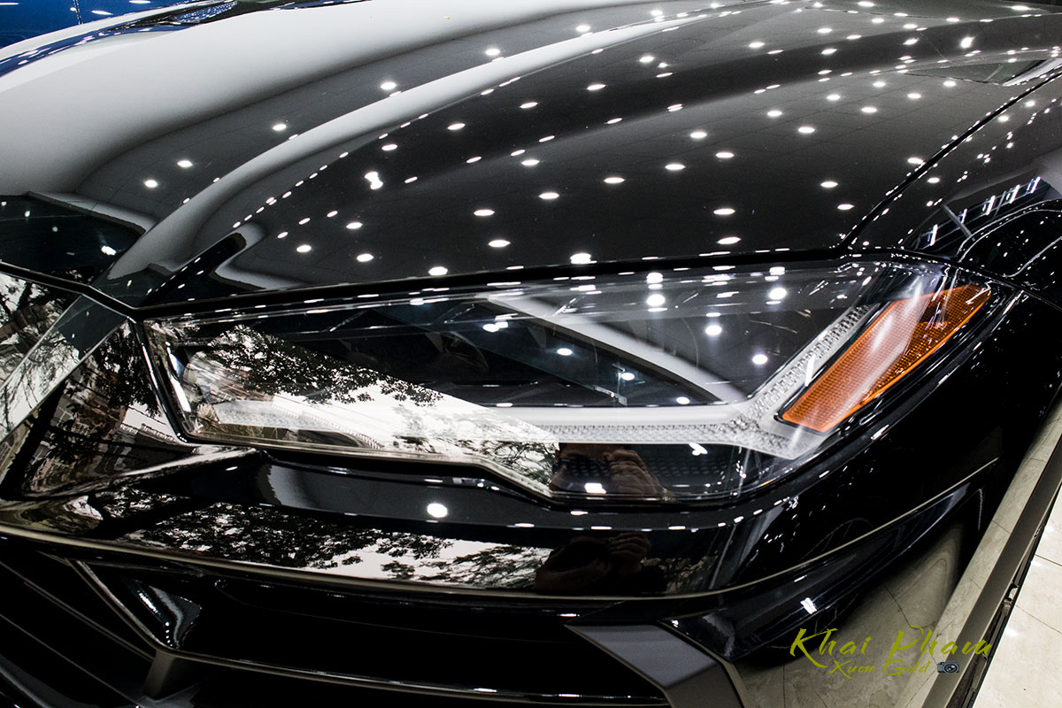 Ảnh chụp đèn pha xe Lamborghini Urus Black Edition 2020 1