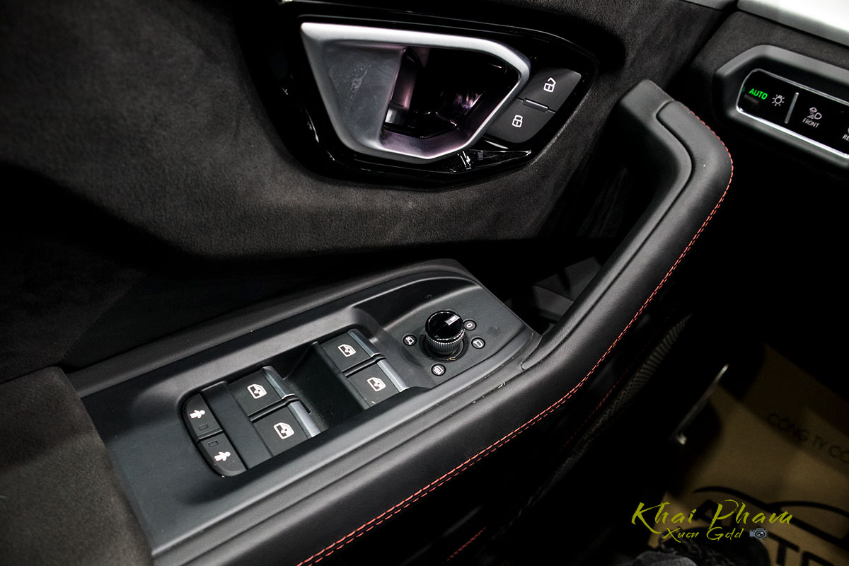 Ảnh chụp tay nắm cửa xe Lamborghini Urus Black Edition 2020