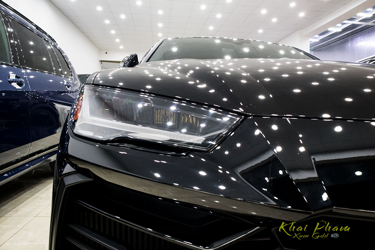 Ảnh chụp đèn pha xe Lamborghini Urus Black Edition 2020 