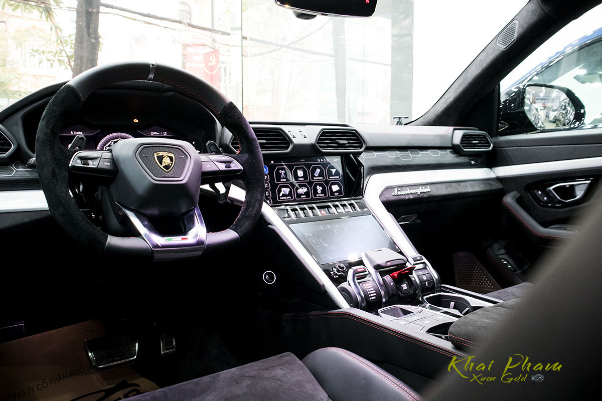 Ảnh chụp khoang lái xe Lamborghini Urus Black Edition 2020 1