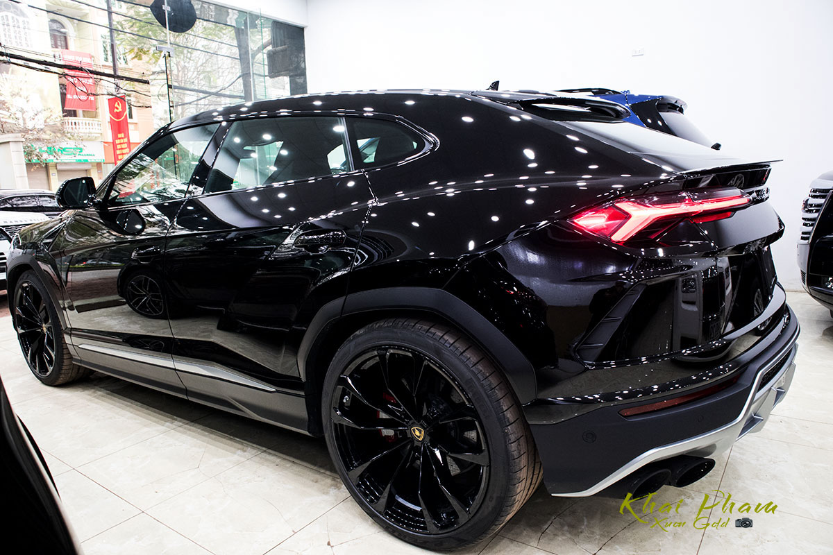 Ảnh chụp thân xe Lamborghini Urus Black Edition 2020