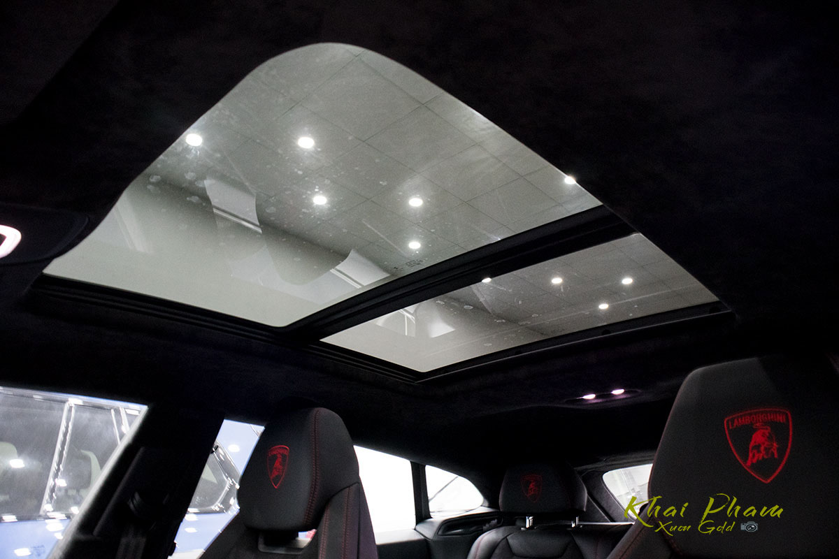 Ảnh chụp cửa sổ trời xe Lamborghini Urus Black Edition 2020