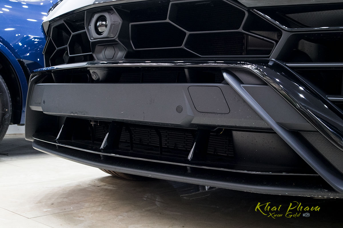 Ảnh chụp cản trước xe Lamborghini Urus Black Edition 2020 