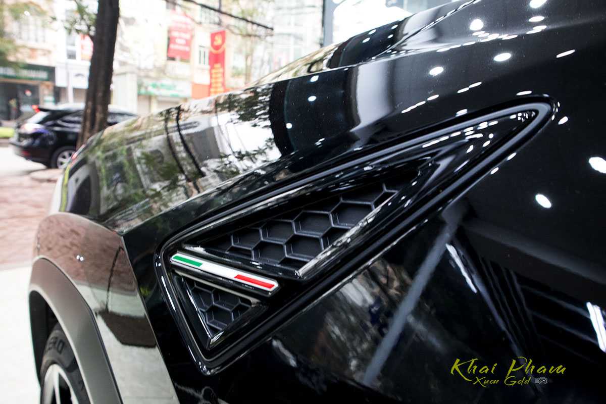 Ảnh chụp khe gió xe Lamborghini Urus Black Edition 2020 1
