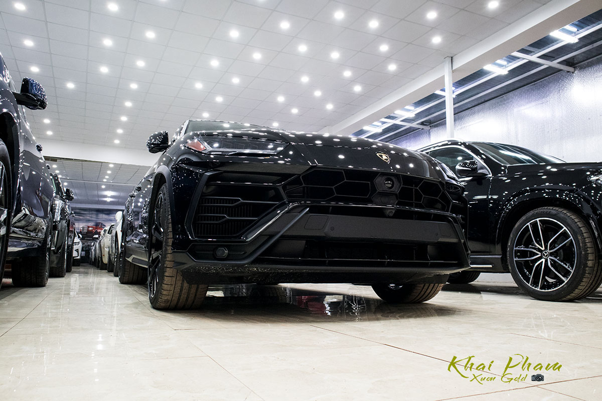 Ảnh chụp trước xe Lamborghini Urus Black Edition 2020 1