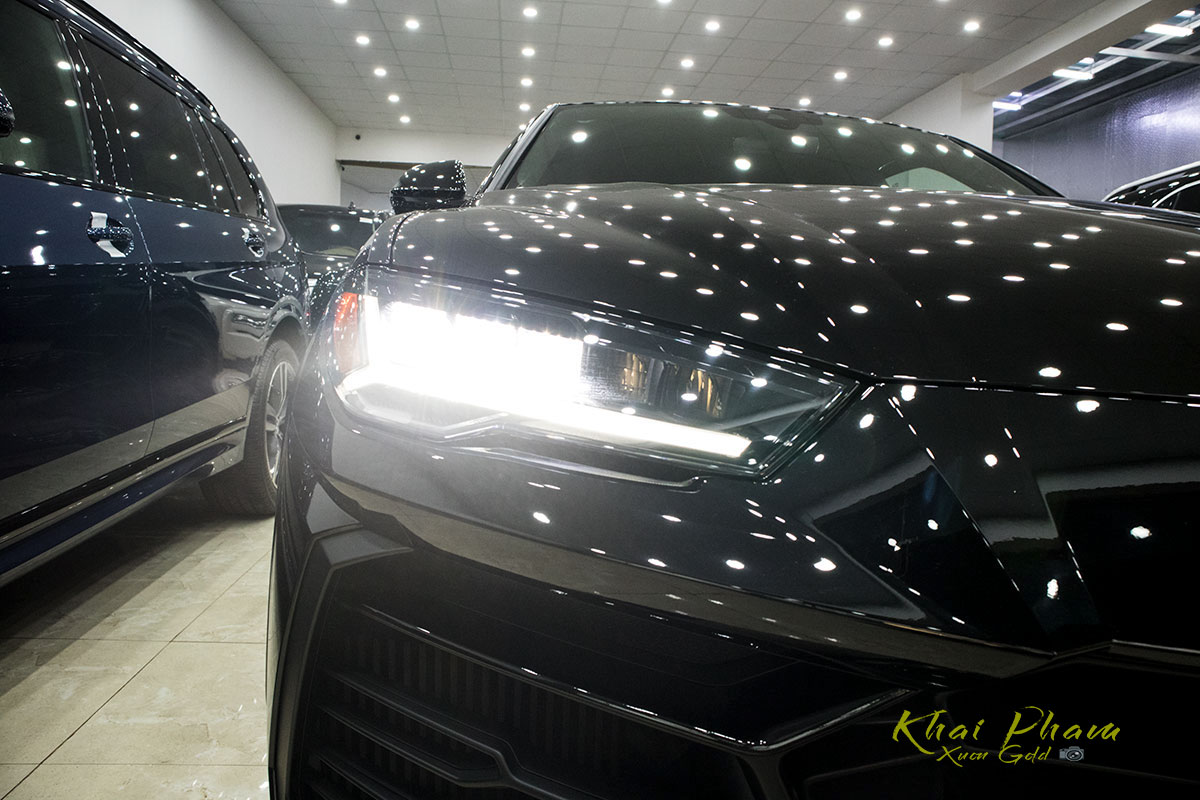 Ảnh chụp đèn pha xe Lamborghini Urus Black Edition 2020