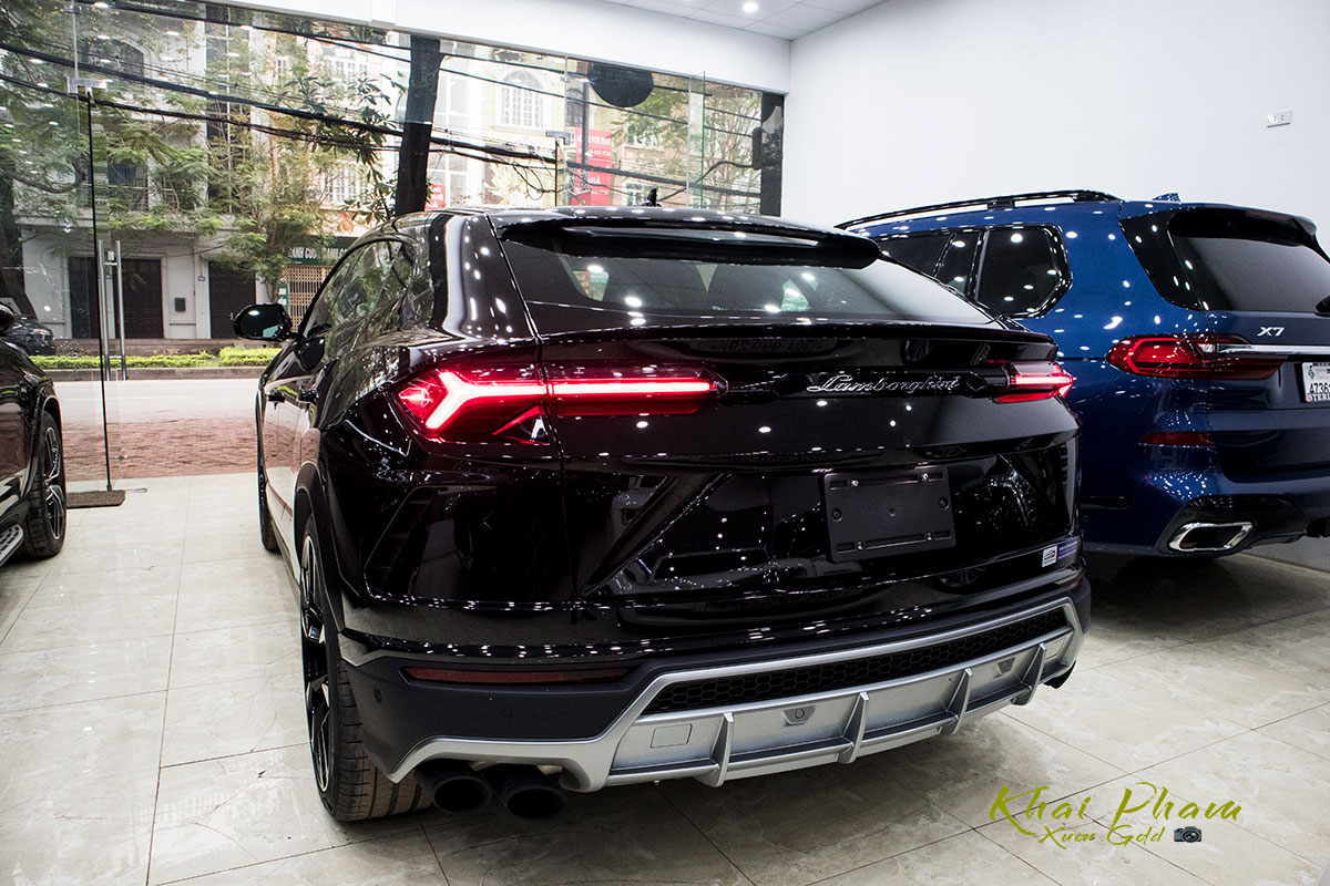 Ảnh chụp đuôi xe Lamborghini Urus Black Edition 2020