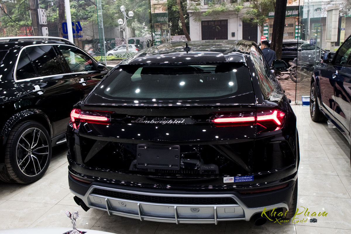 Ảnh chụp chính đuôi xe Lamborghini Urus Black Edition 2020