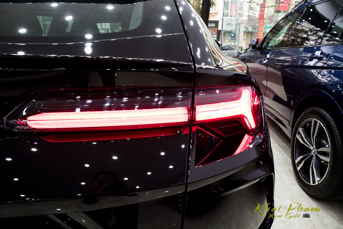 Ảnh chụp đèn hậu xe Lamborghini Urus Black Edition 2020 