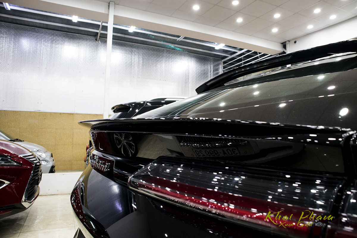 Ảnh chụp cánh gió xe Lamborghini Urus Black Edition 2020