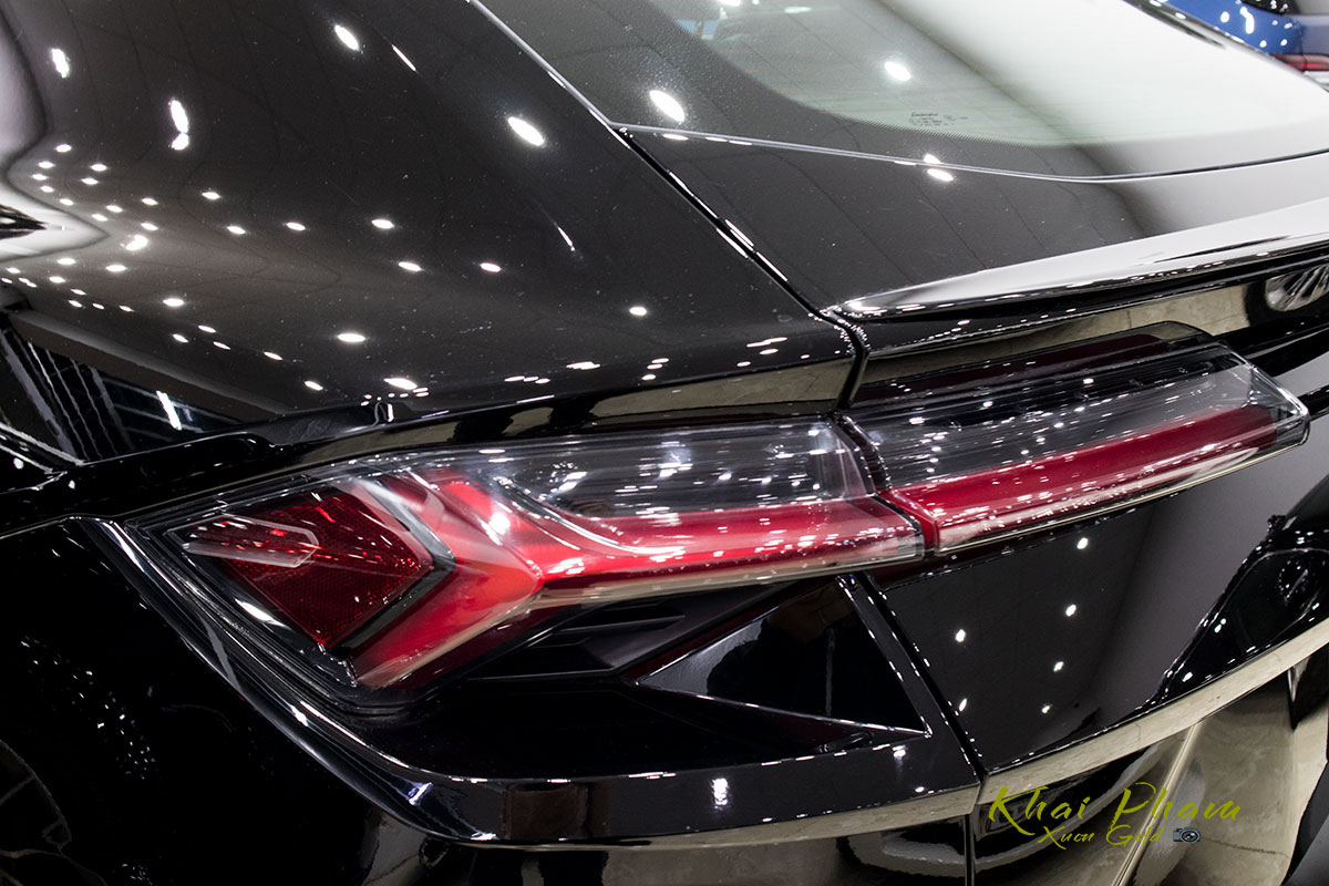 Ảnh chụp đèn hậu xe Lamborghini Urus Black Edition 2020