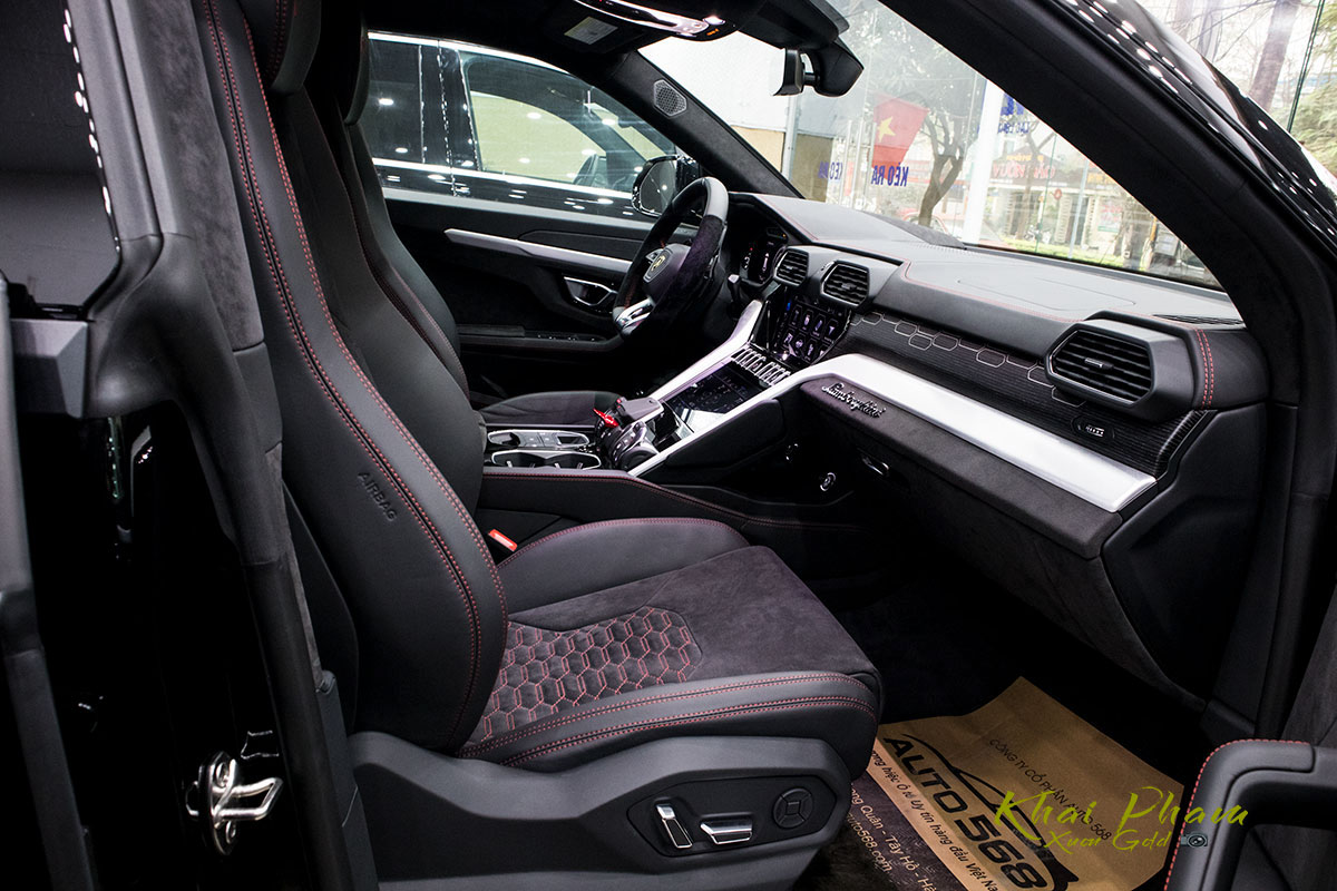 Ảnh chụp ghế trước xe Lamborghini Urus Black Edition 2020 