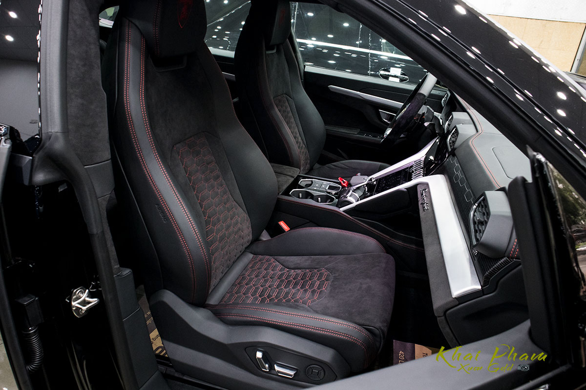 Ảnh chụp ghế phụ xe Lamborghini Urus Black Edition 2020 