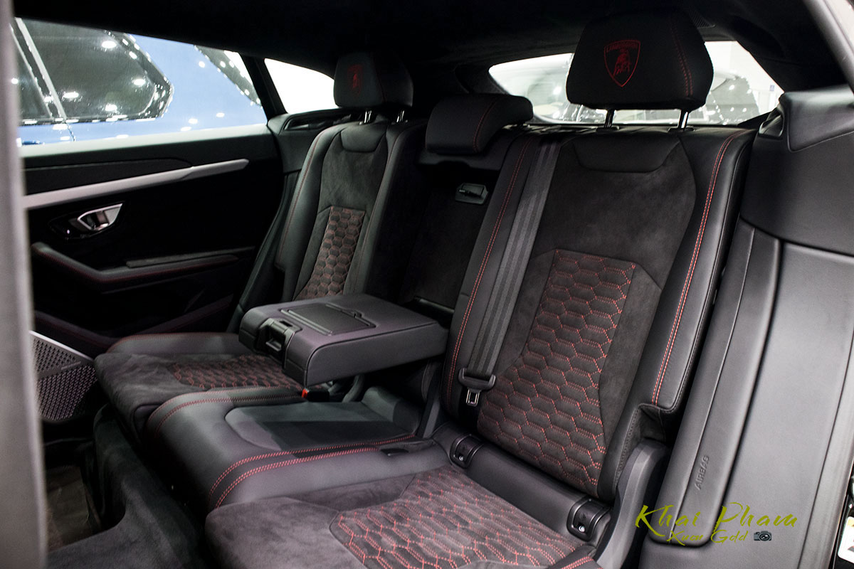 Ảnh chụp ghế sau xe Lamborghini Urus Black Edition 2020