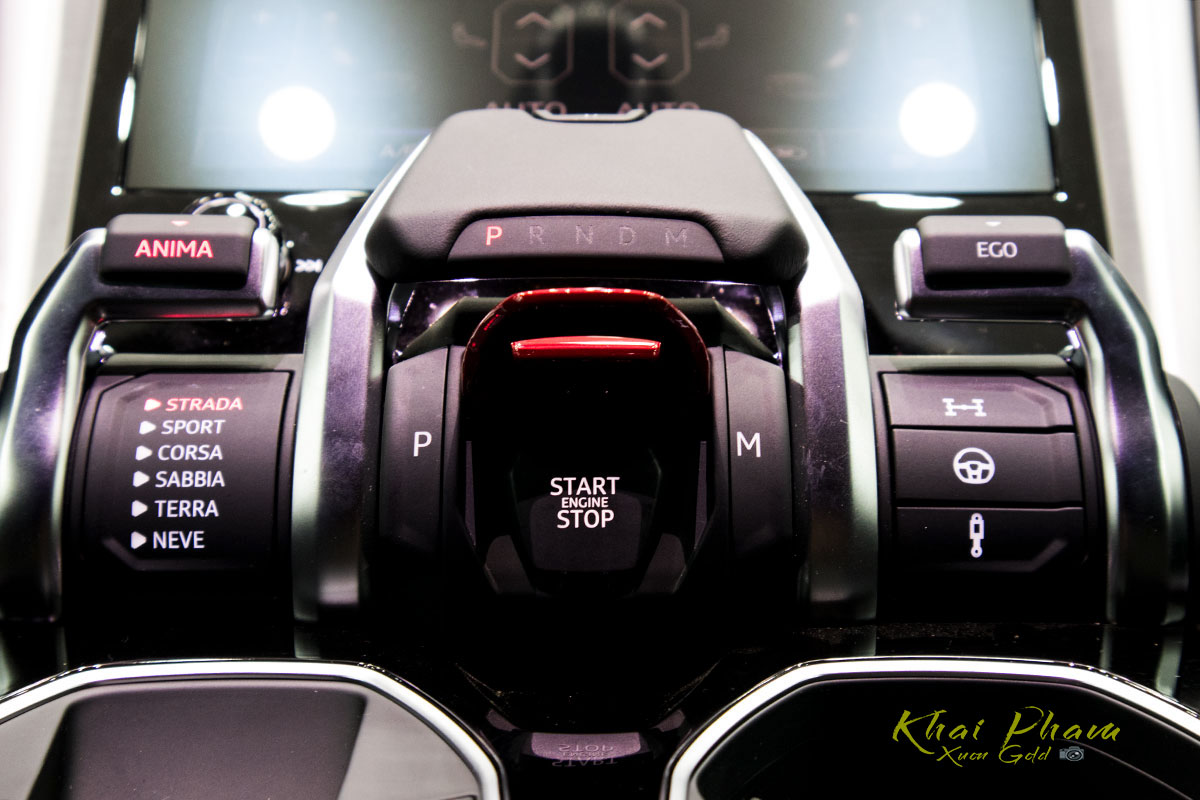 Ảnh chụp nút bấm khởi động xe Lamborghini Urus Black Edition 2020 