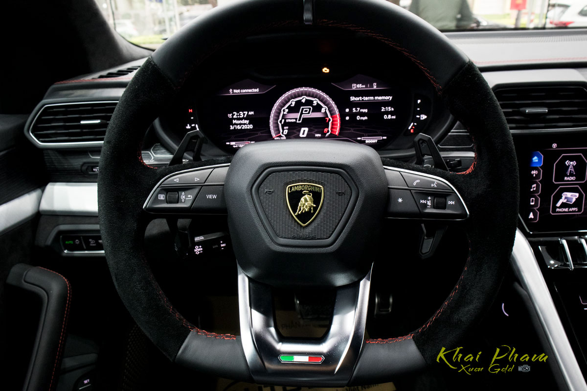 Ảnh chụp vô-lăng xe Lamborghini Urus Black Edition 2020