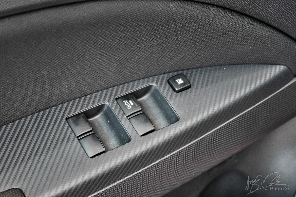 Táp luy cửa của Mitsubishi 2020 sử dụng ốp nhựa giả vân carbon.