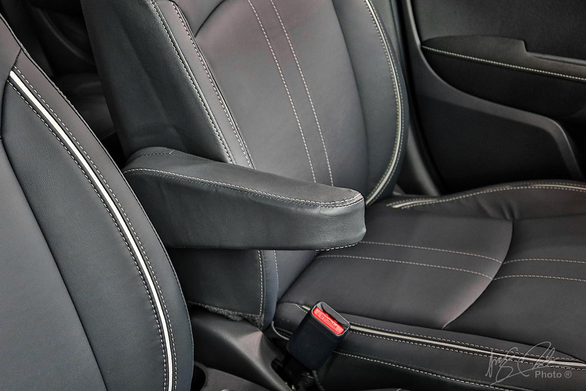Tựa tay ghế lái trên Mitsubishi Attrage 2020.