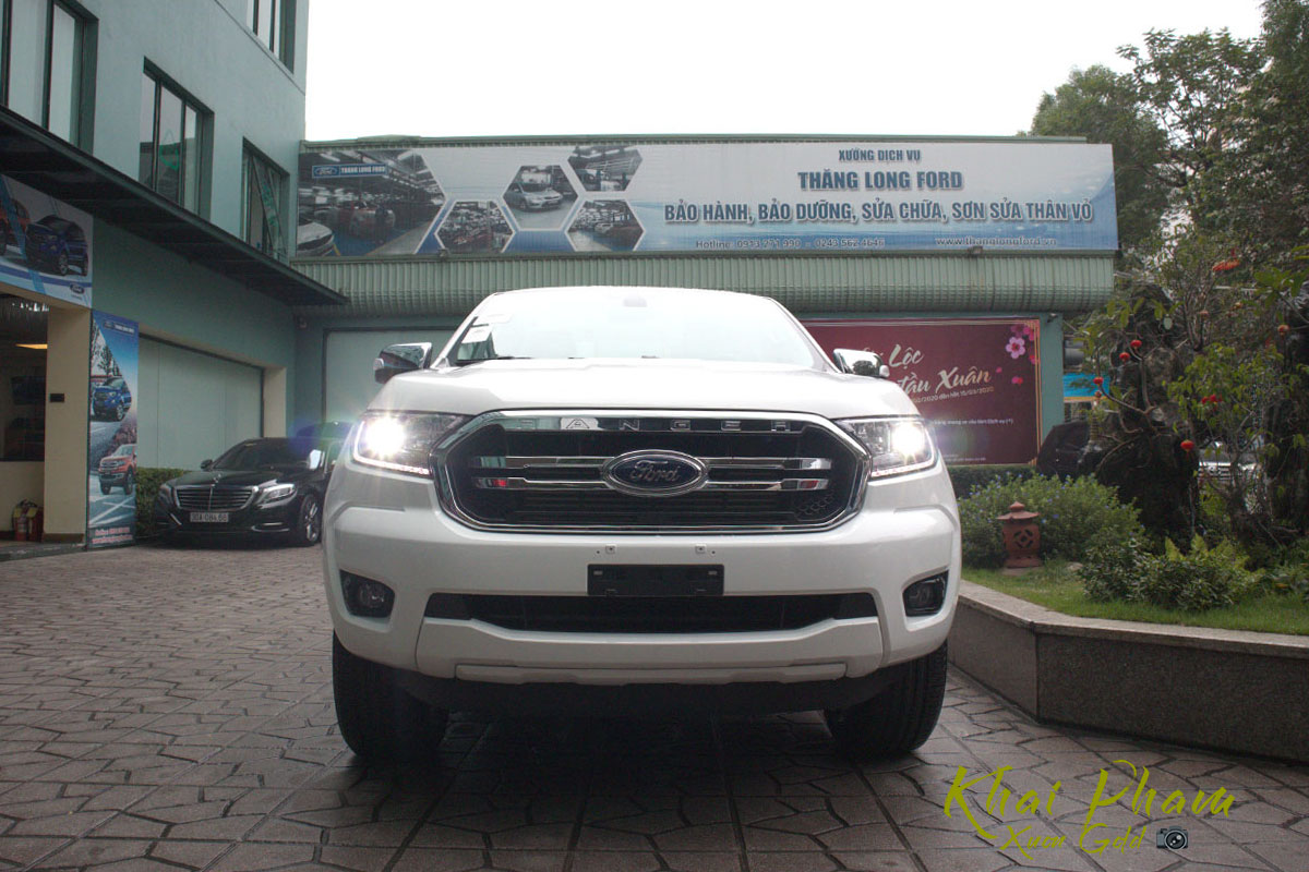 Ảnh chụp chính diện đầu xe Ford Ranger Limited 2020