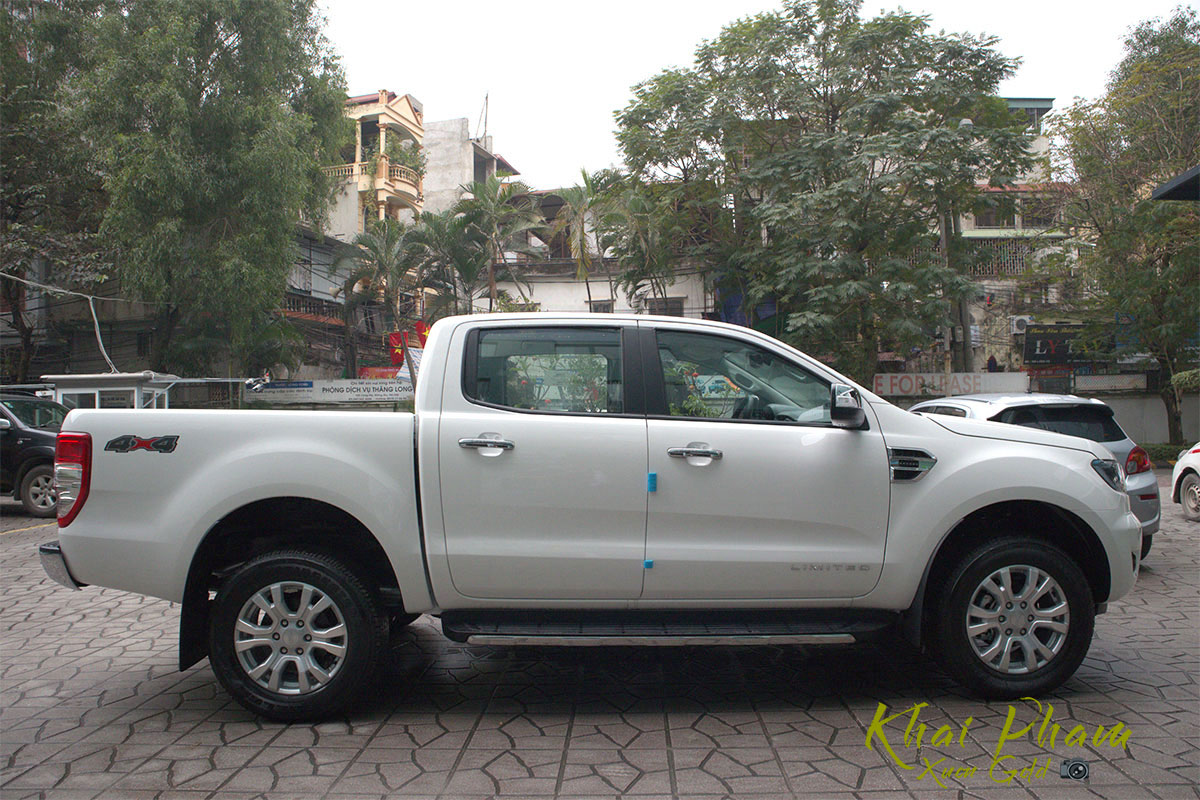 Ảnh chụp chính thân xe Ford Ranger Limited 2020