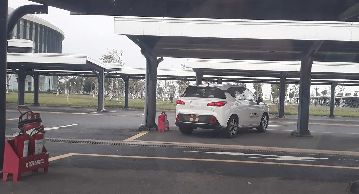 Hình ảnh phần đuôi xe của chiếc xe "lạ" cũng được tiết lộ.