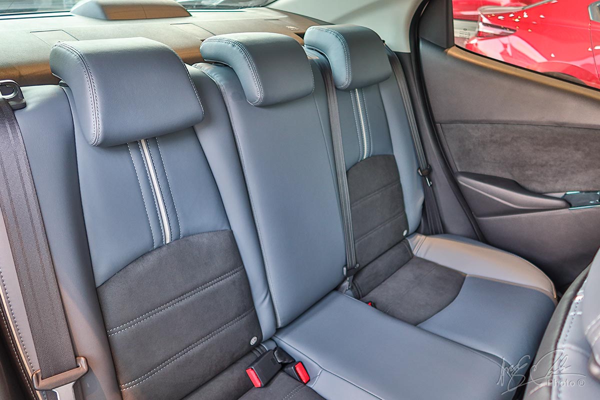 Đánh giá xe Mazda 2 2020: Hàng ghế sau đủ tựa đầu cho 3 người ngồi nhưng lại thiếu tựa tay trung tâm.