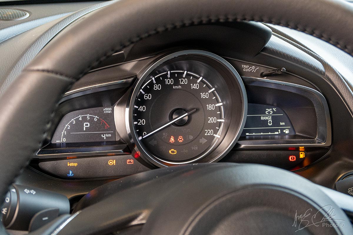 Đánh giá xe Mazda 2 2020: Cụm đồng hồ dạng ống thể thao.