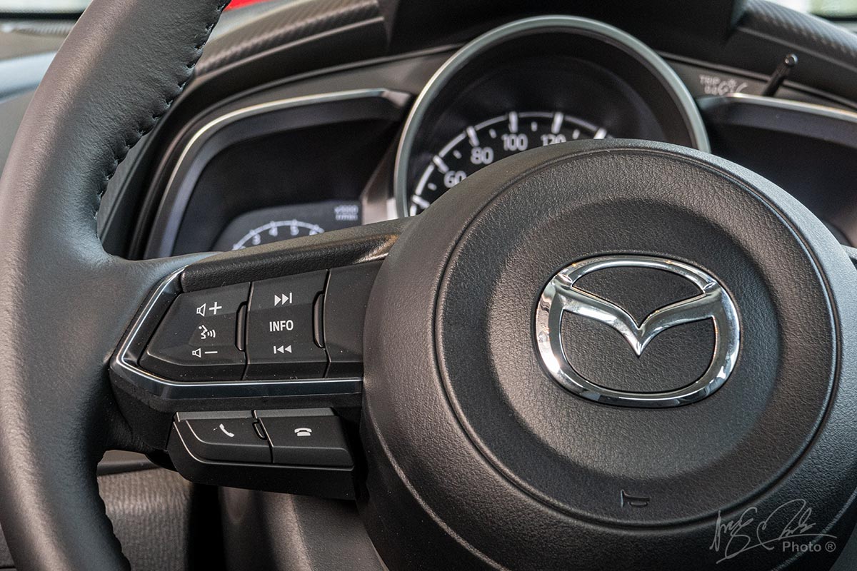 Đánh giá xe Mazda 2 2020: Hệ thống điều chỉnh trên vô lăng.