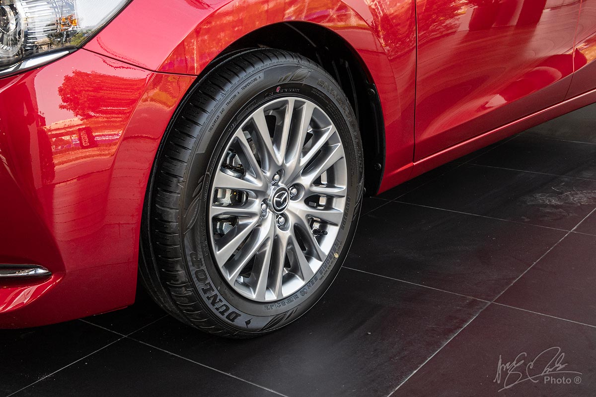 Đánh giá xe Mazda 2 2020: La-zăng 8 chấu kép kiểu mới.