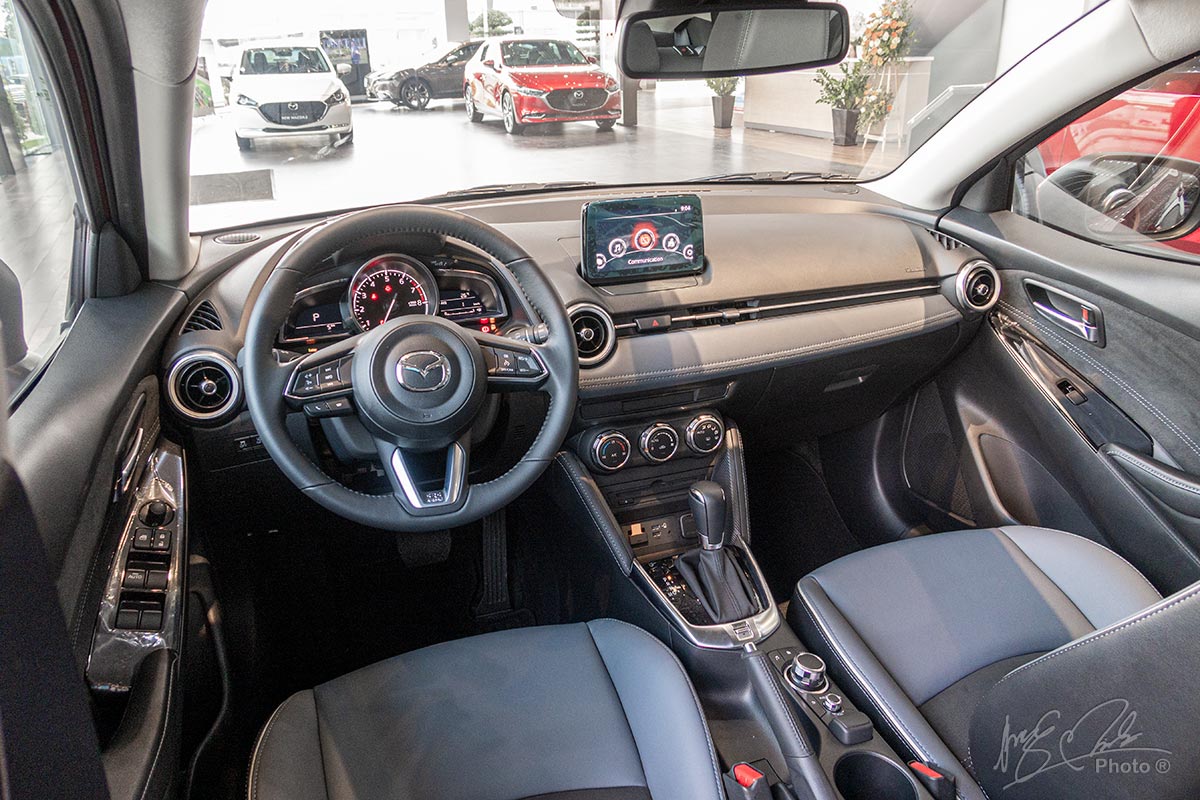 Đánh giá xe Mazda 2 2020: Khoang lái có thiết kế hiện đại và đẹp mắt.