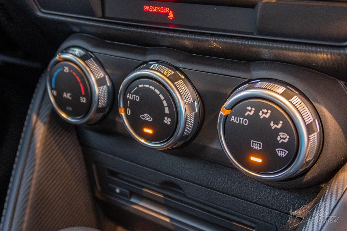 Đánh giá xe Mazda 2 2020: Điều hoà tự động dạng núm xoay.