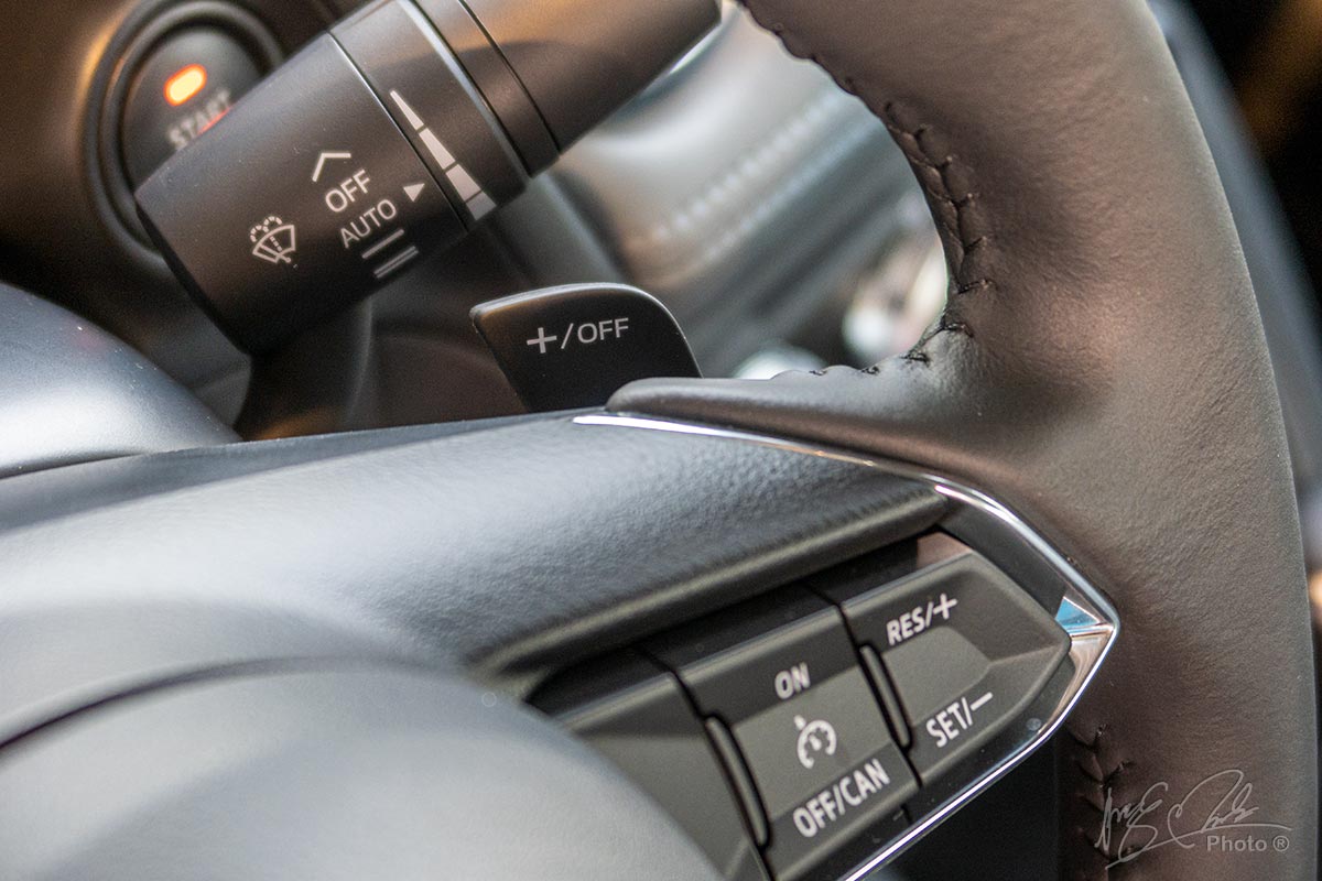 Đánh giá xe Mazda 2 2020: Lẫy chuyển số sau vô lăng.